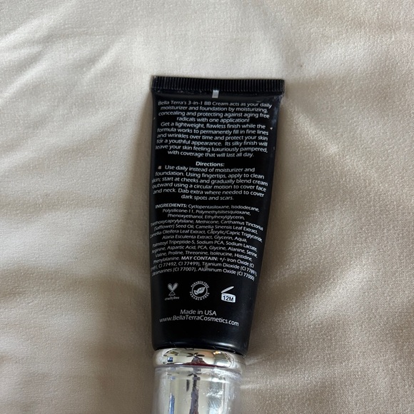 Mineral BB Cream - Black - Picture 2 of 2